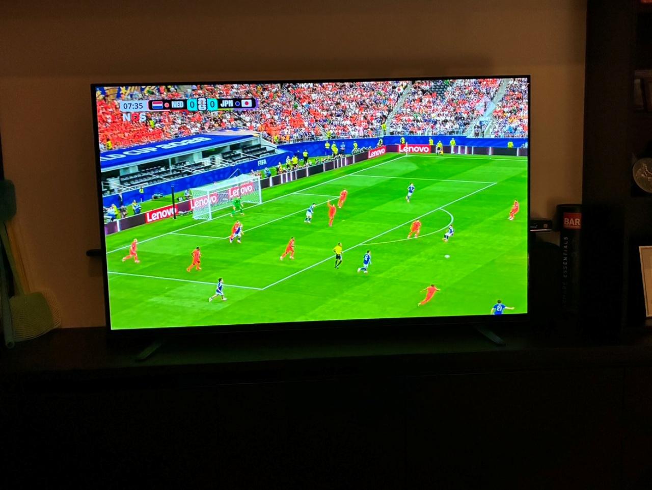 画像: 世界中が盛り上がるワールドカップ。オランダ戦後半は結局一人寂しく見た彩子。「ヨーロッパの方のサッカー熱はすごいです」