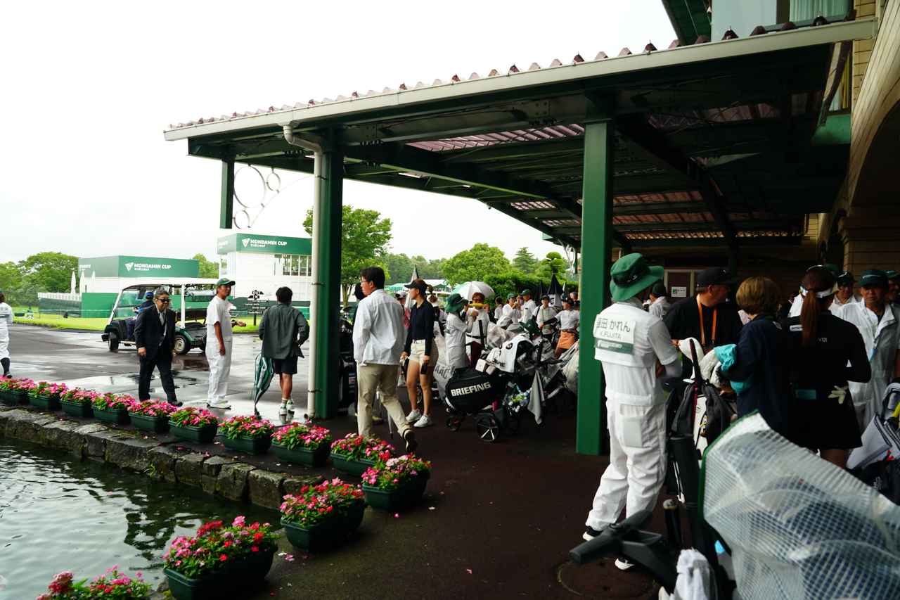 画像: 悪天候により競技が2度中断。この一時的な休息は、選手たちのメンタルにどう影響したのか？