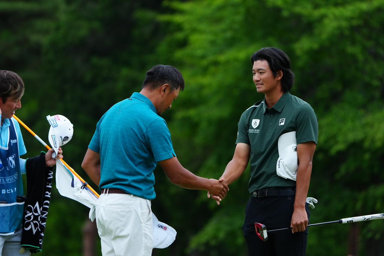 画像: BMWツアー選手権の最終日最終組を共にラウンドした岩田とコー・タイチ