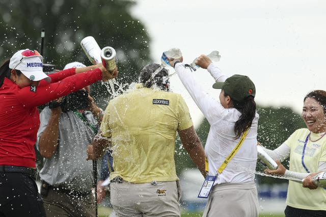 画像: ユ・ヘランの優勝を祝福するメンバーの中に古江彩佳の姿も