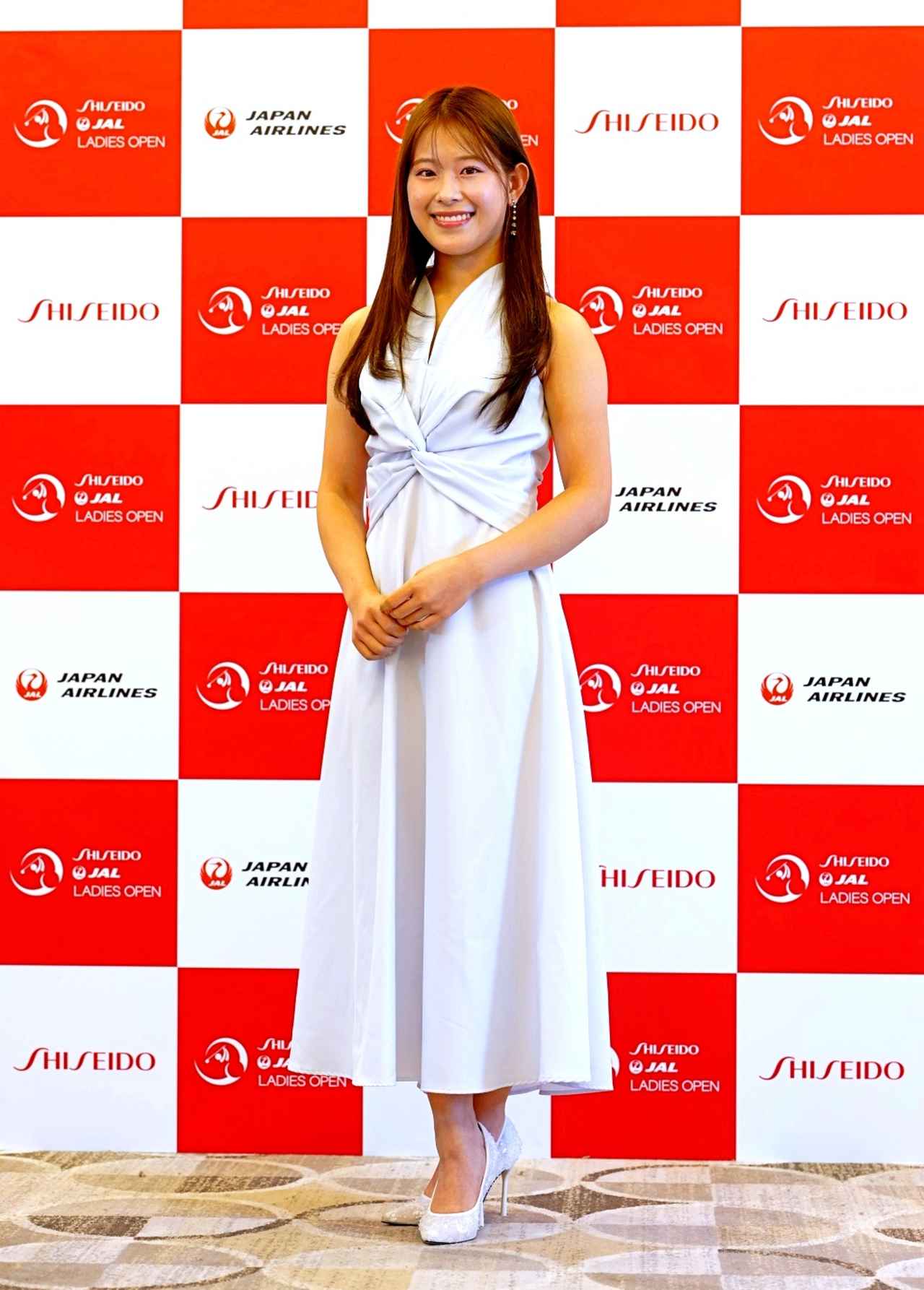 画像 : 1番目の画像 - 【写真あり】吉田鈴と都玲華の両肩を出した夏ドレス姿（撮影/岡沢裕行） - みんなのゴルフダイジェスト