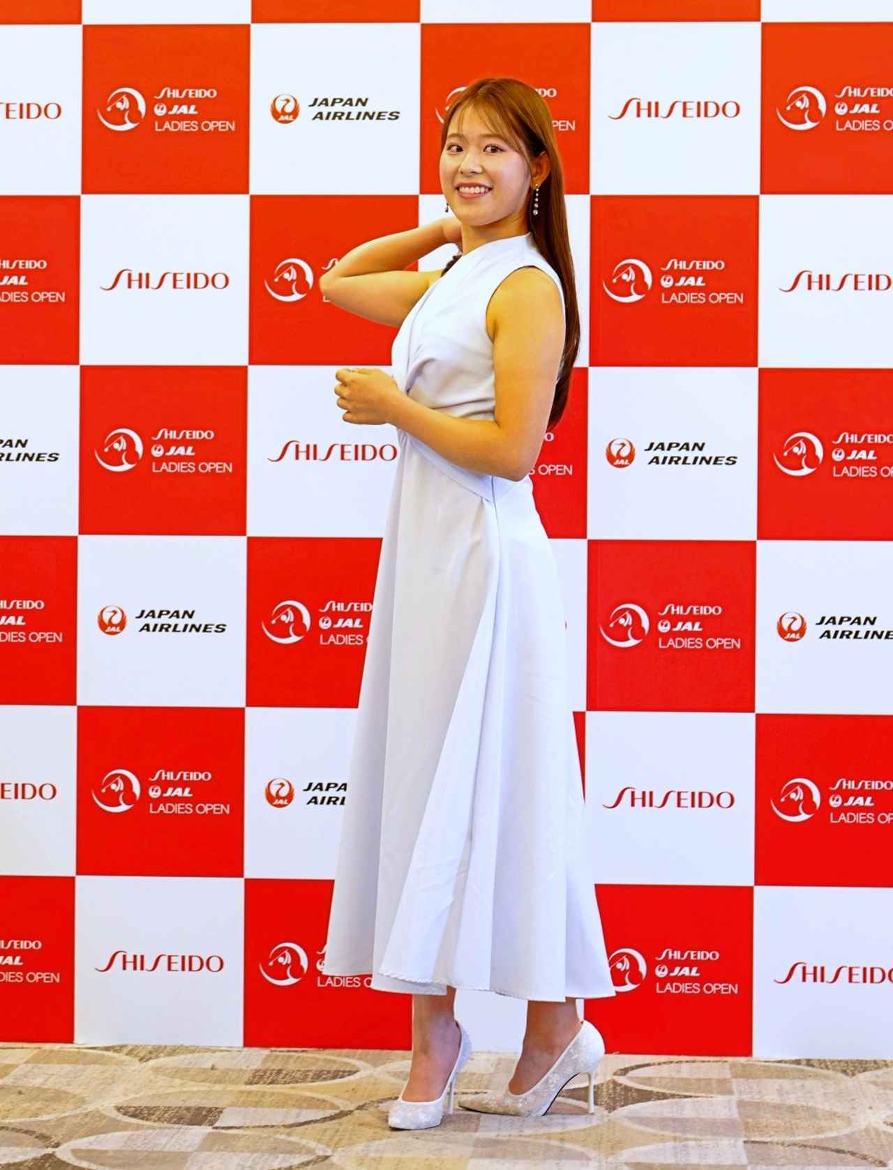 画像 : 2番目の画像 - 【写真あり】吉田鈴と都玲華の両肩を出した夏ドレス姿（撮影/岡沢裕行） - みんなのゴルフダイジェスト