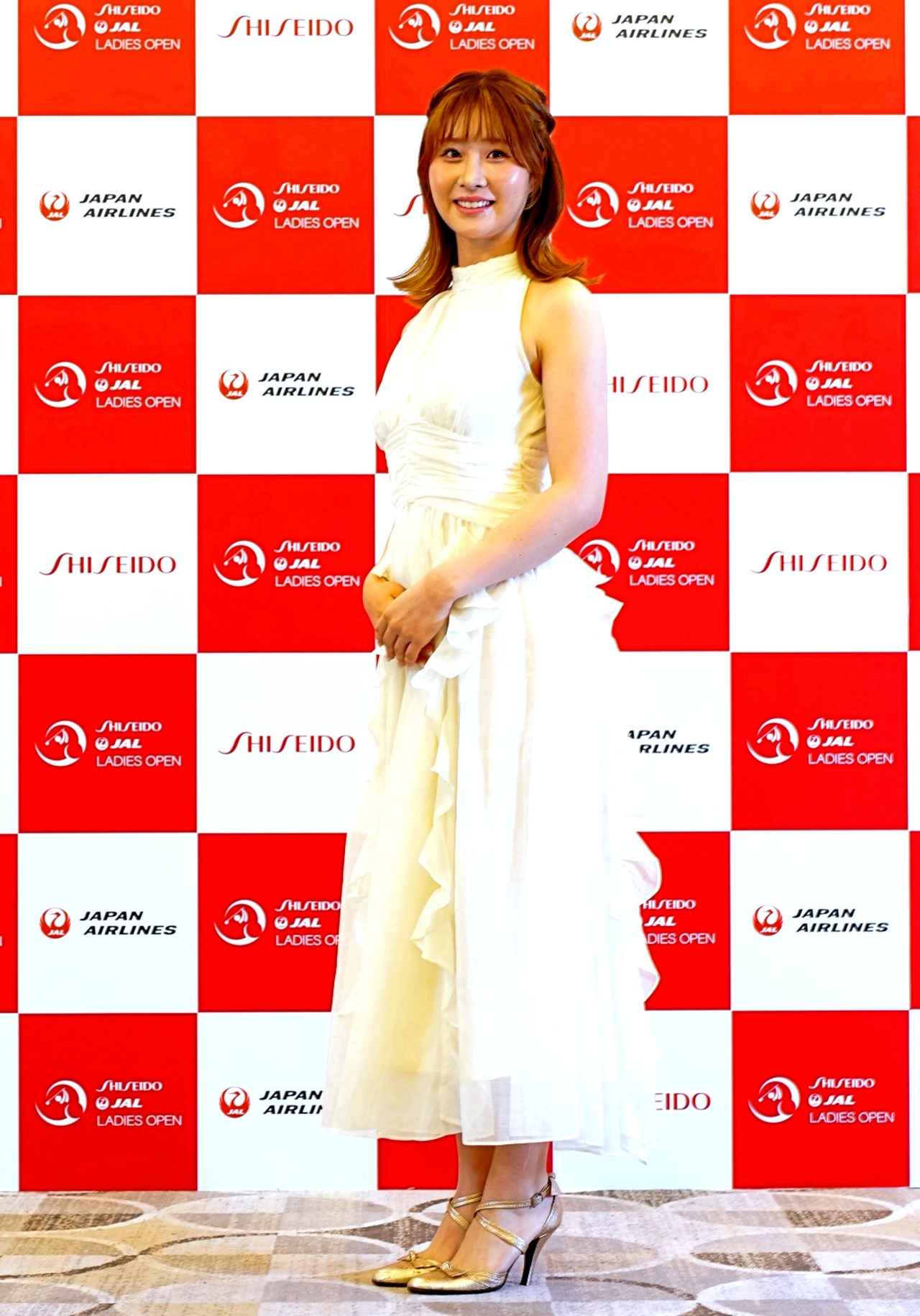 画像 : 4番目の画像 - 【写真あり】吉田鈴と都玲華の両肩を出した夏ドレス姿（撮影/岡沢裕行） - みんなのゴルフダイジェスト