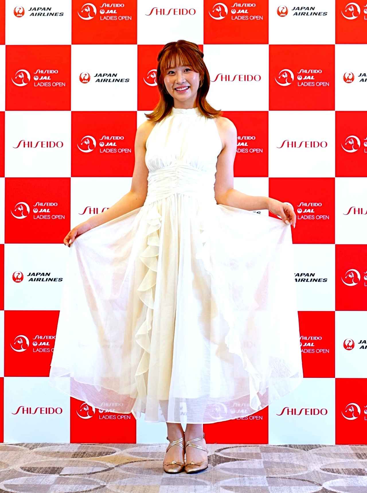 画像 : 7番目の画像 - 【写真あり】吉田鈴と都玲華の両肩を出した夏ドレス姿（撮影/岡沢裕行） - みんなのゴルフダイジェスト