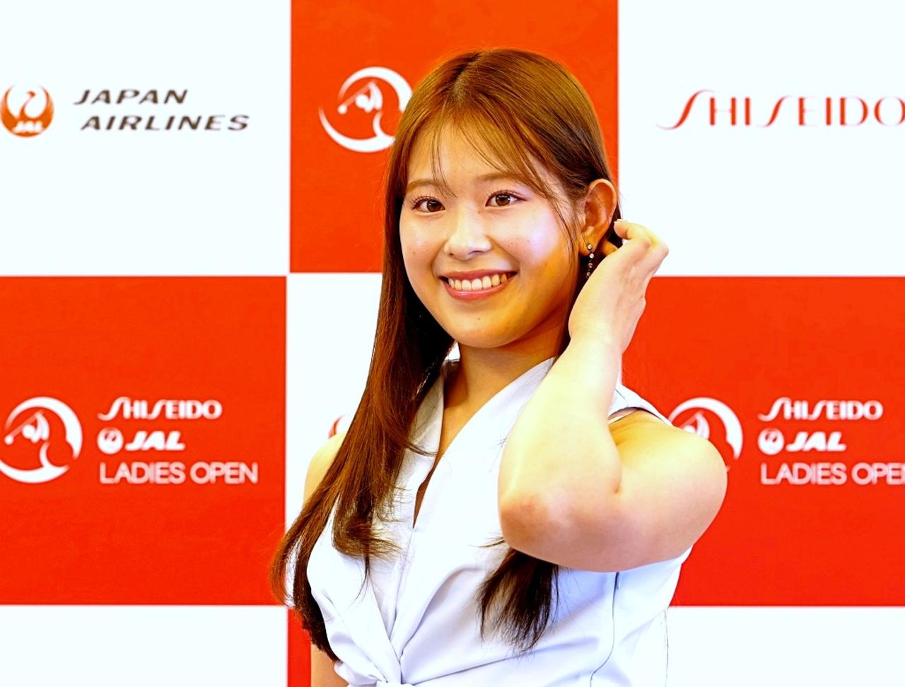 画像: カルピスカラーのワンピースドレス姿を披露した吉田鈴（撮影/岡沢裕行）