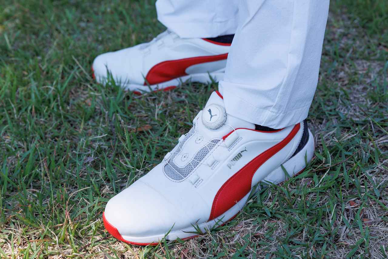 画像: 鮮烈な赤が冴えるクール&スポーティなシューズデザイン