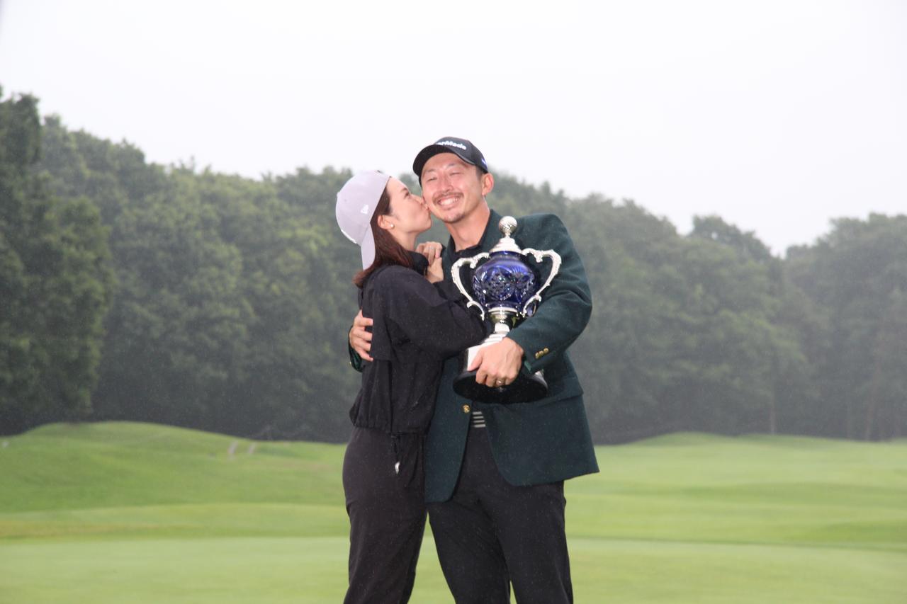 画像: 岩崎亜久竜の妻、真衣さん（左）から祝福を受ける