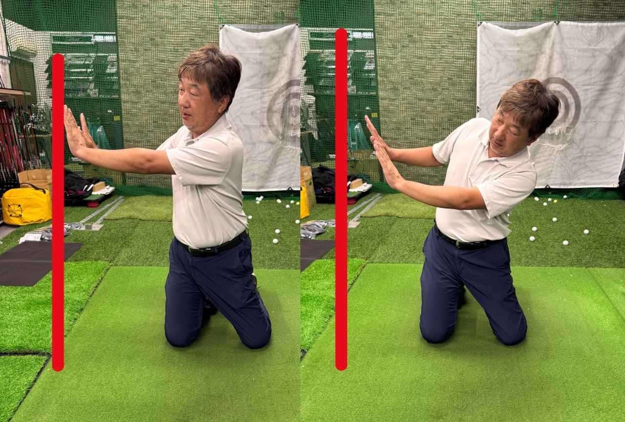 画像: (左)左腰が低く回ると体の右にある壁に両手でタッチできる(右)右腰が上がってしまうと壁に両手をつくことができない