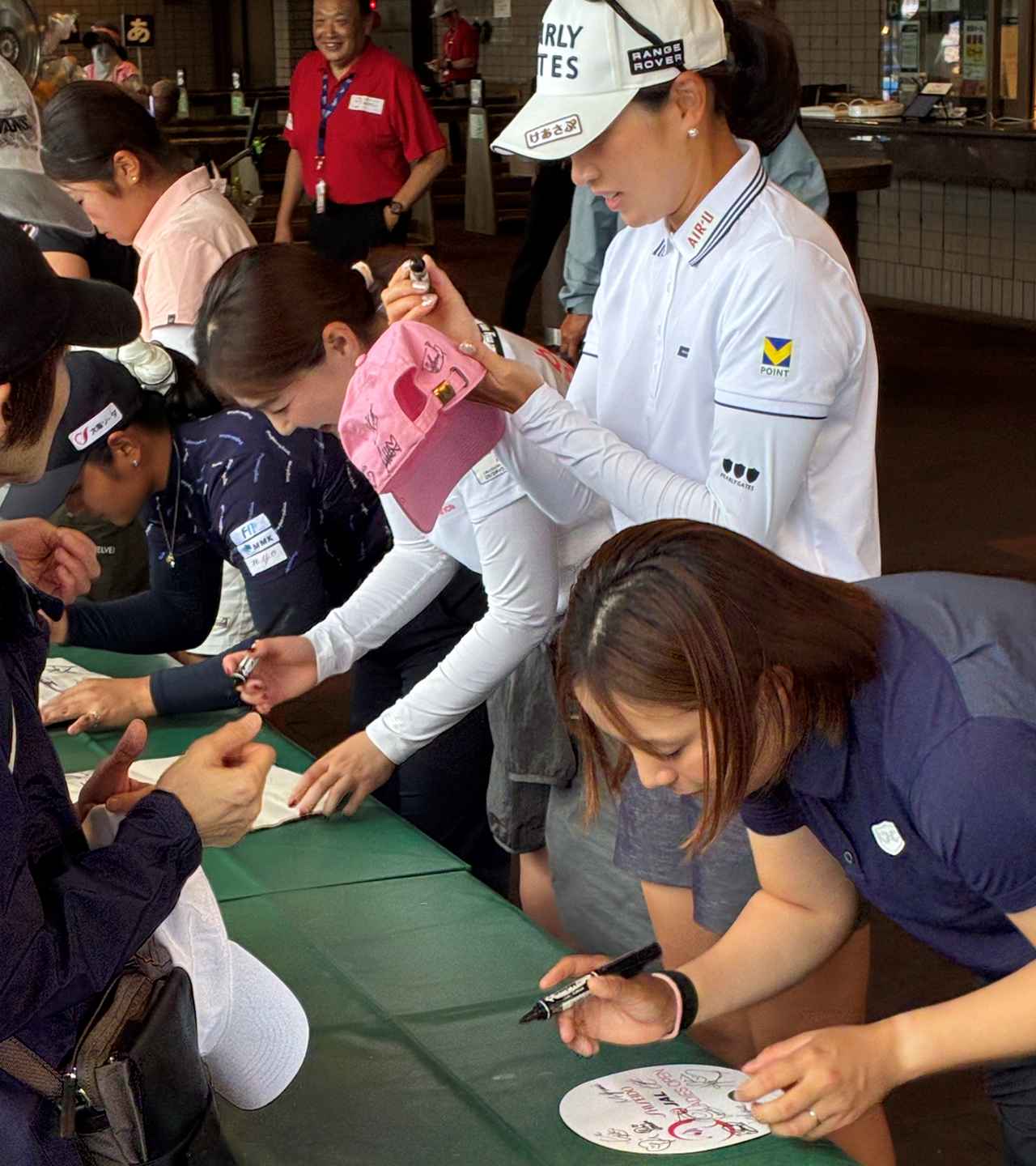 画像: 即席サイン会で選手たちはファンとの交流の時間を過ごした