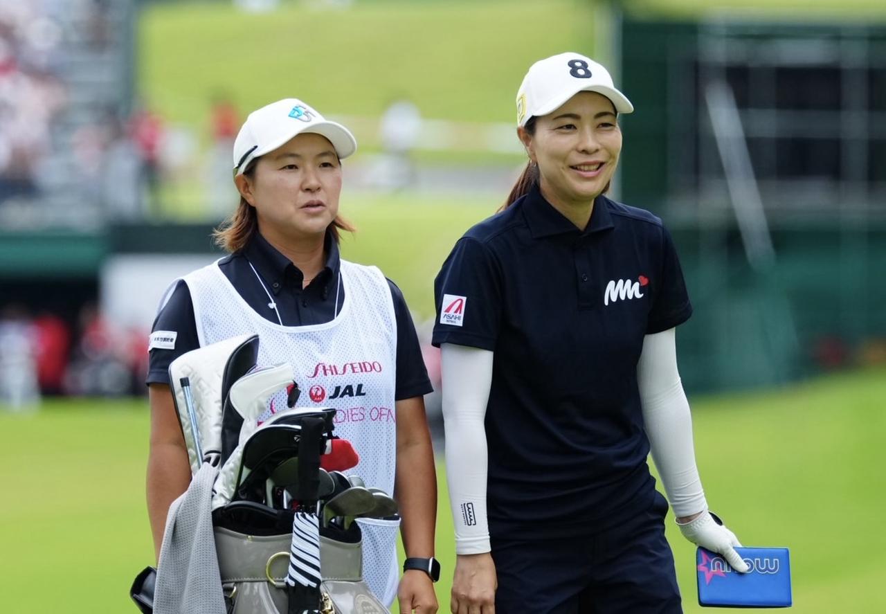 画像: 今大会がレギュラー初戦の服部真夕は首位と1打差の好位置につけた