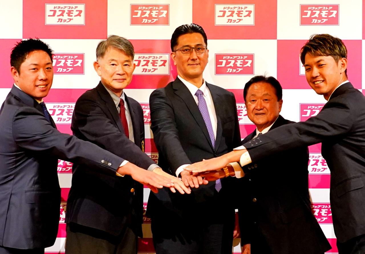 画像: 発表会に登壇した5人。左から堀川未来夢、グランフィールズCC井上和巳支配人代行、株式会社コスモス薬品の横山英昭代表取締役社長、倉本昌弘JGTO副会長、阿久津未来也