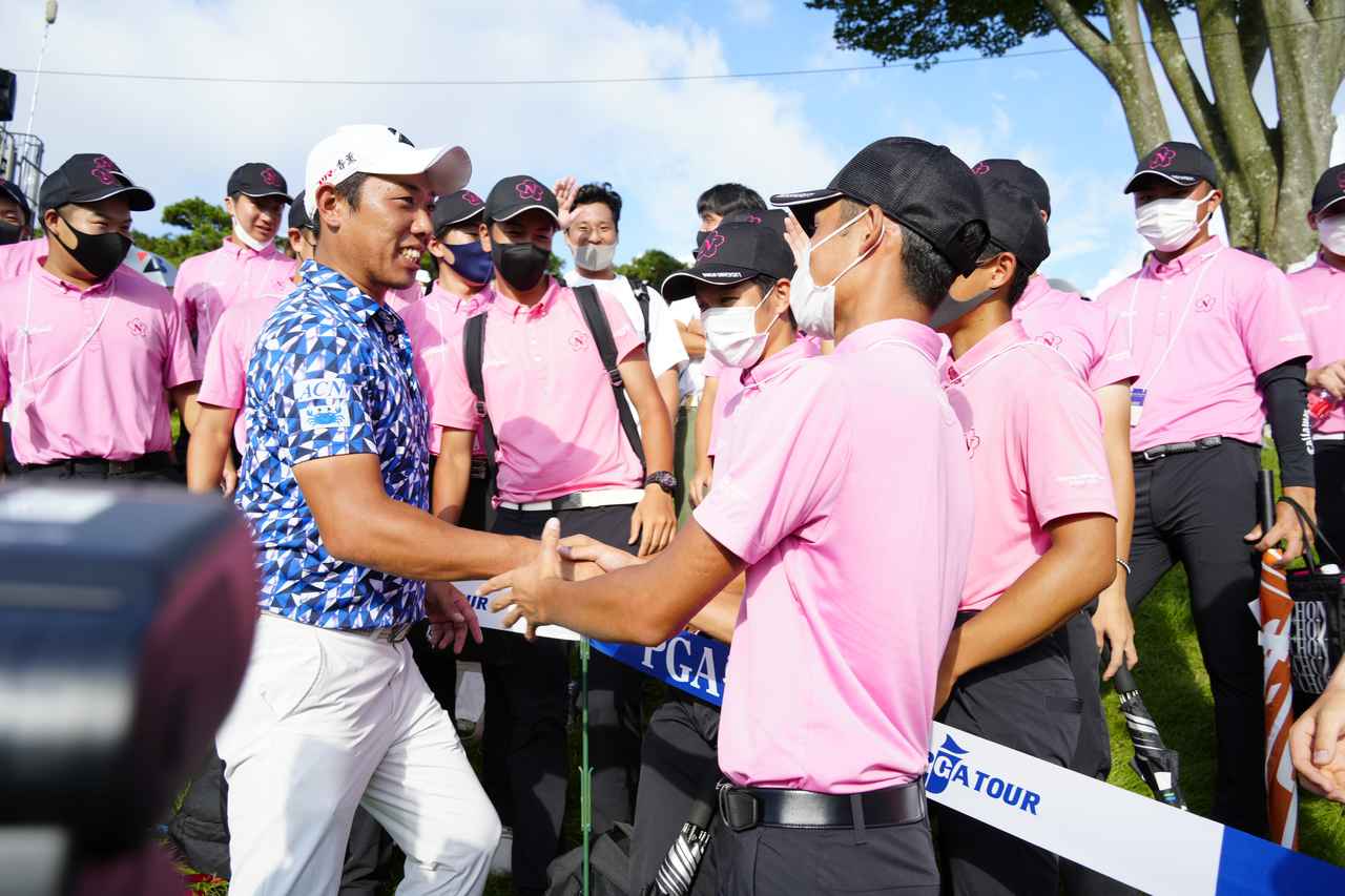 画像: 2022年「男子プロゴルフ選手権」で勝利した堀川未来夢、日本大学の選手が応援に駆け付けていた(撮影/岡沢裕行)