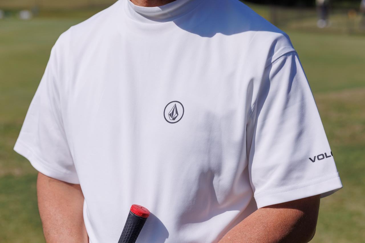画像: Tシャツ感覚で着られるミニマルなデザインがクールなモックネック