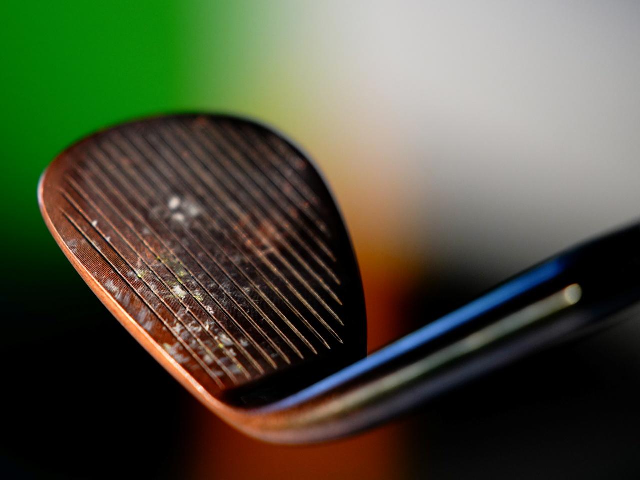 画像: HONMA WEDGEのロフト58度、04C(写真)ソールは全面スコアライン。数球打っただけでも打痕が残るほど食いつきが強かった。一方の16Sソールは通常スコアライン。58度、60度、62度がある