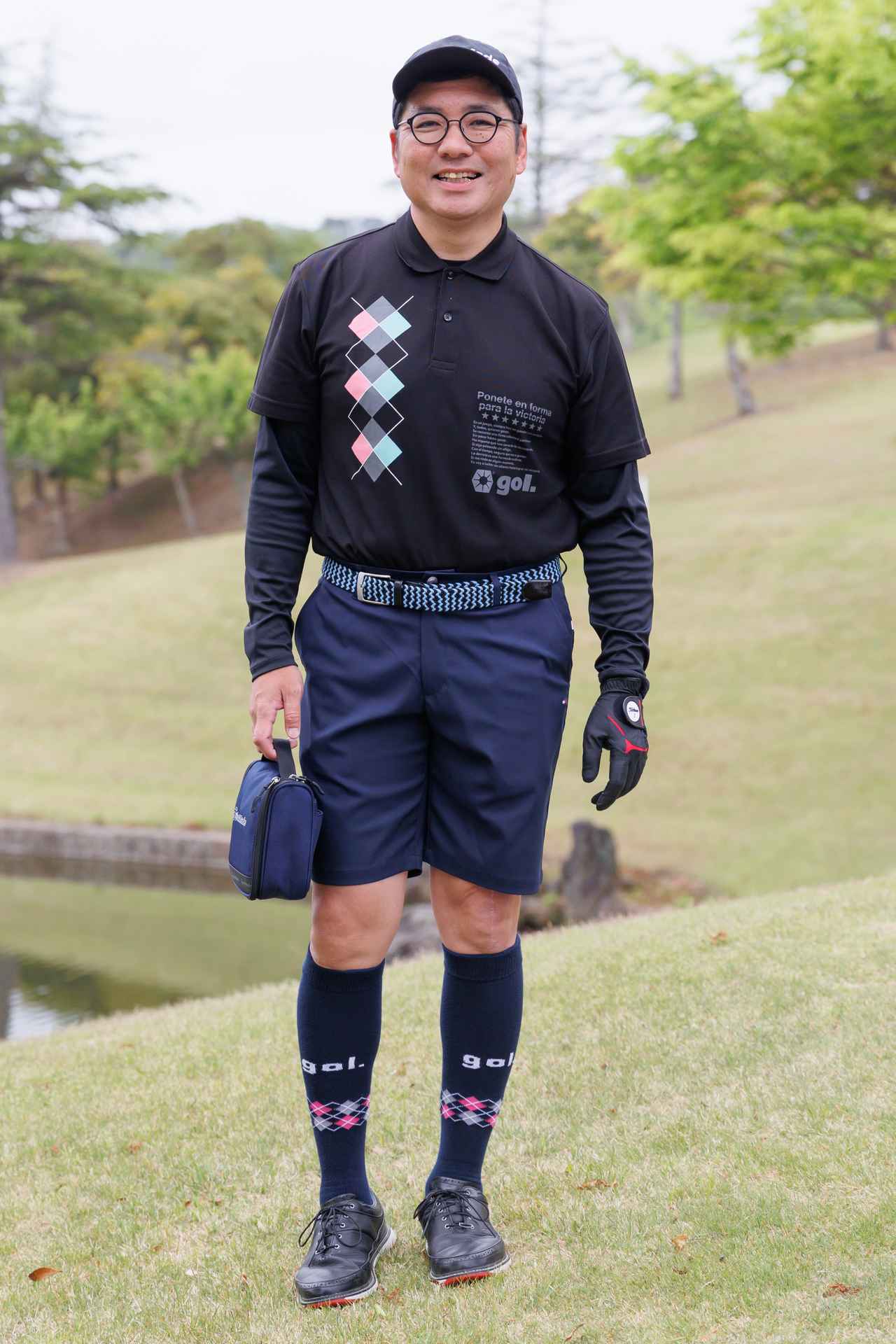 画像: カジュアルになりがちなショートパンツスタイルにポロシャツのタックインやハイソックスを合わせることで絶妙にクラシカルさをプラス。ちょうど良いサイジングもお見事です