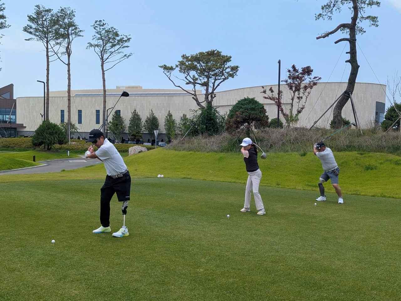 画像: 始球式の大役を務める秋山さん(手前)。韓国代表のドン・サンヒさん、KDGAのソ・ユンジョン会長とともに