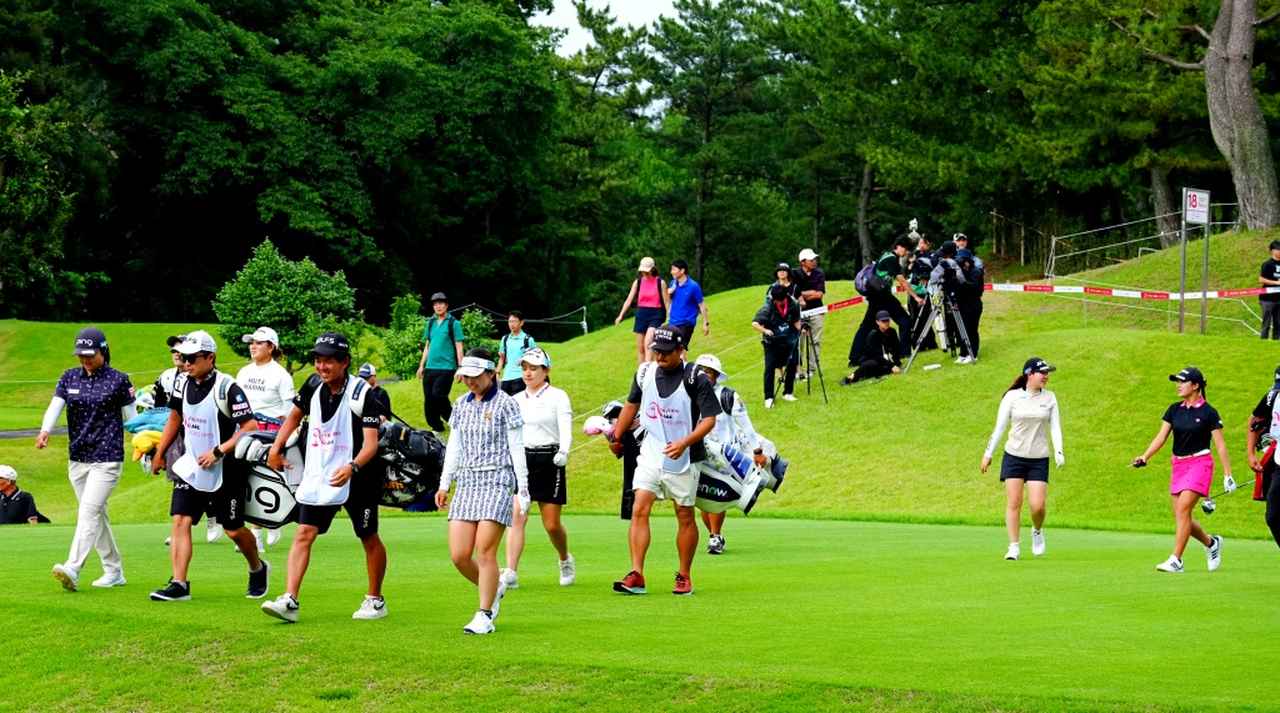 画像: 18番プレーオフ2ホール目、セカンド地点へ歩く6選手。左から宮澤美咲、神谷桃歌、前多愛、永井花奈、倉林紅、長澤愛羅(アマ)