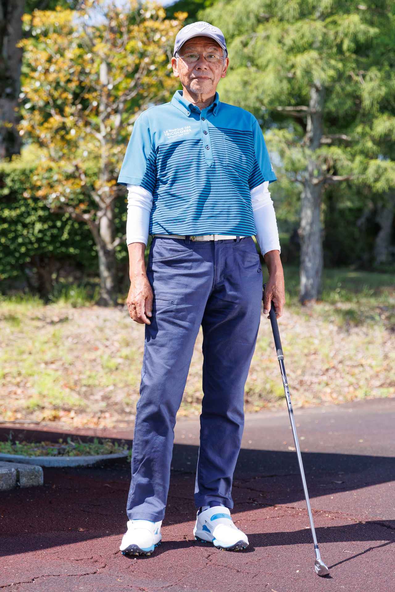 画像: やや緑がかかったブルー系ポロからネイビーパンツという絶妙なトーンバランス。ホワイトのインナーシャツやベルト、シューズを合わせることで上手に清涼感を出しています