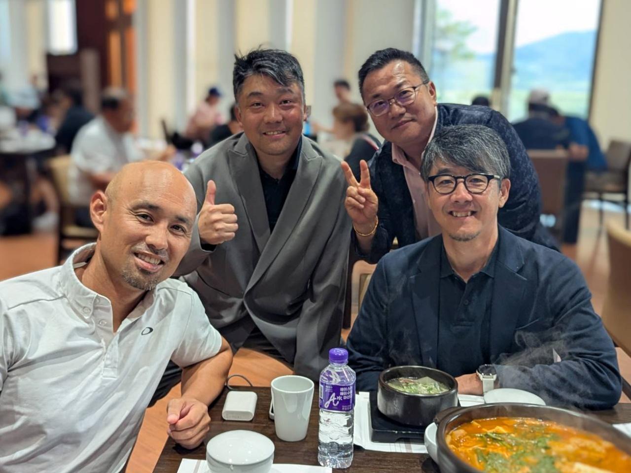 画像: 日本選手3人と通訳を務めてくれた“明るい”ジョンさん。韓国のおもてなしに皆大感激
