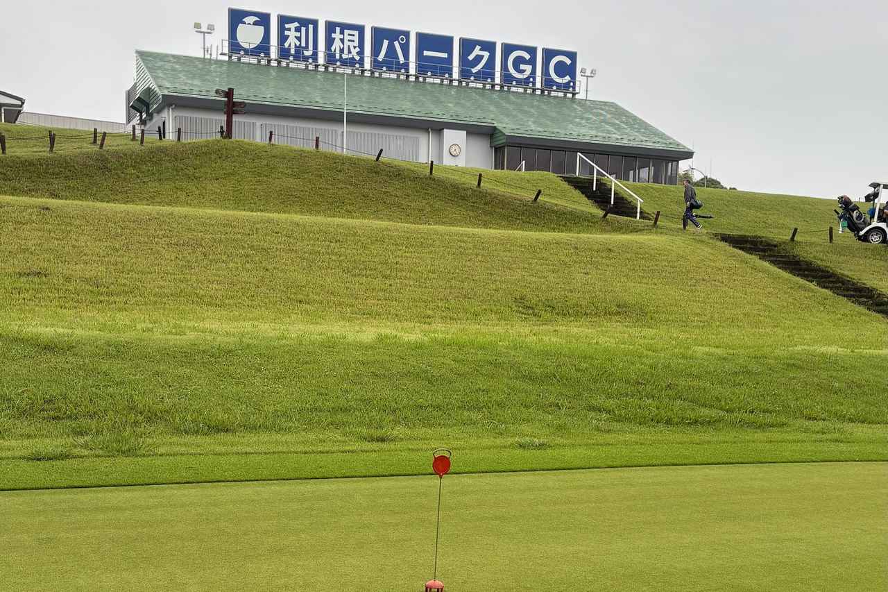 画像: 利根パークゴルフ場。グリーンとクラブハウス