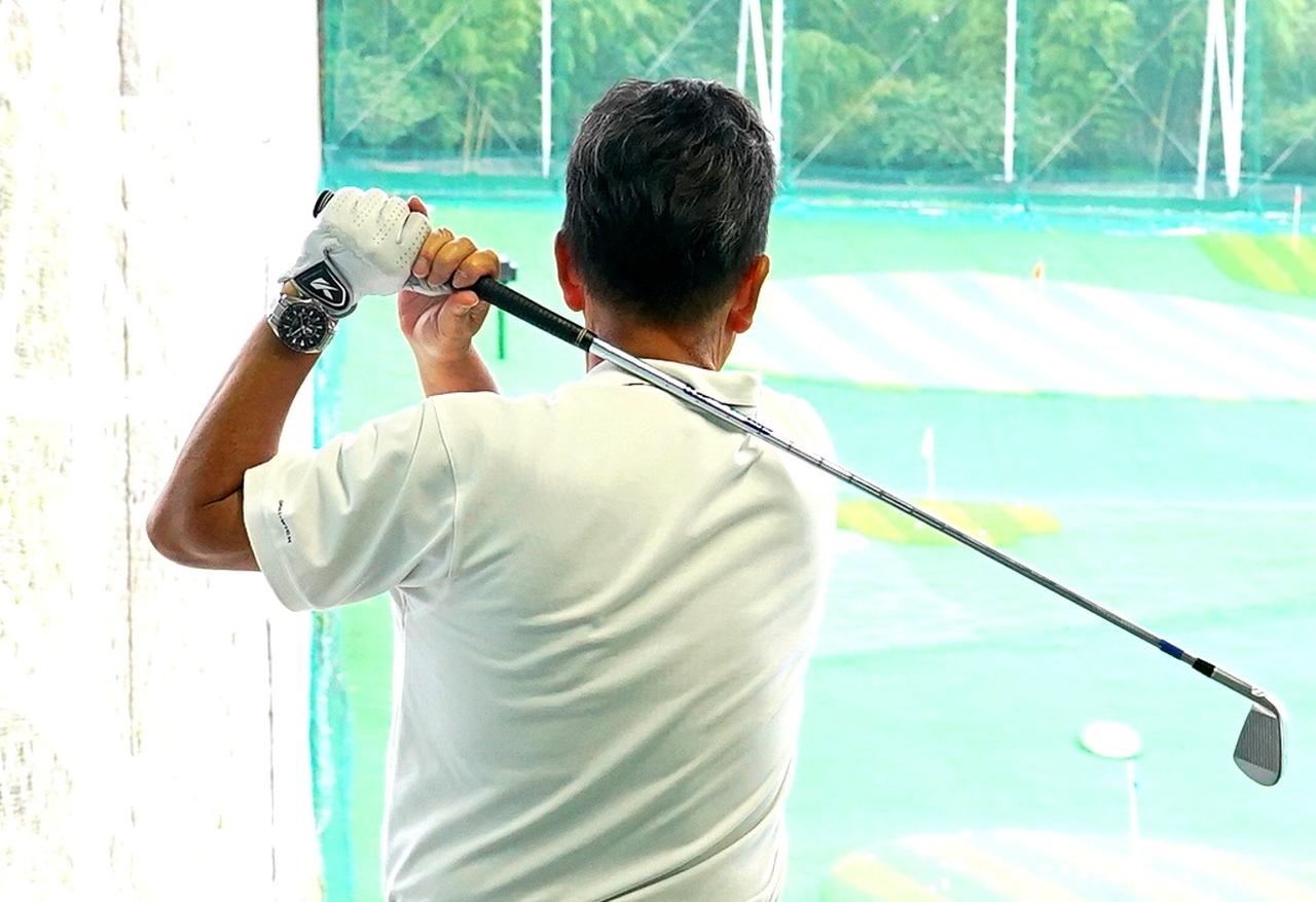 画像: フィニッシュで手を左耳に近づける