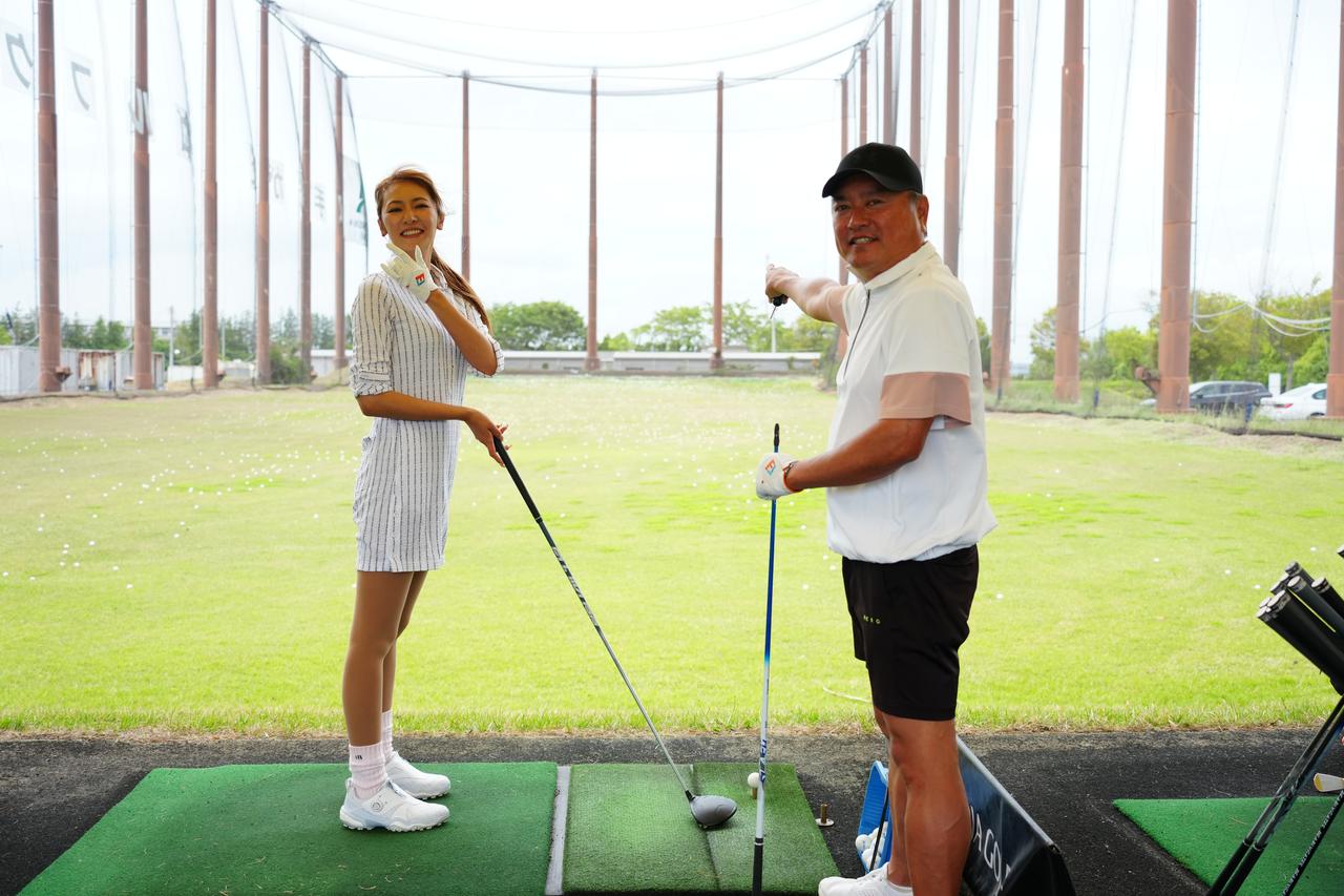 画像: 右に行く傾向がある人は、まずはアドレスに問題がないかチェック。「練習場のマットは真っすぐ置かれていないので、そこも気にして立ってみてください」と辻垣内さん。この打席の場合、狙いは右から2つ目のポールあたり