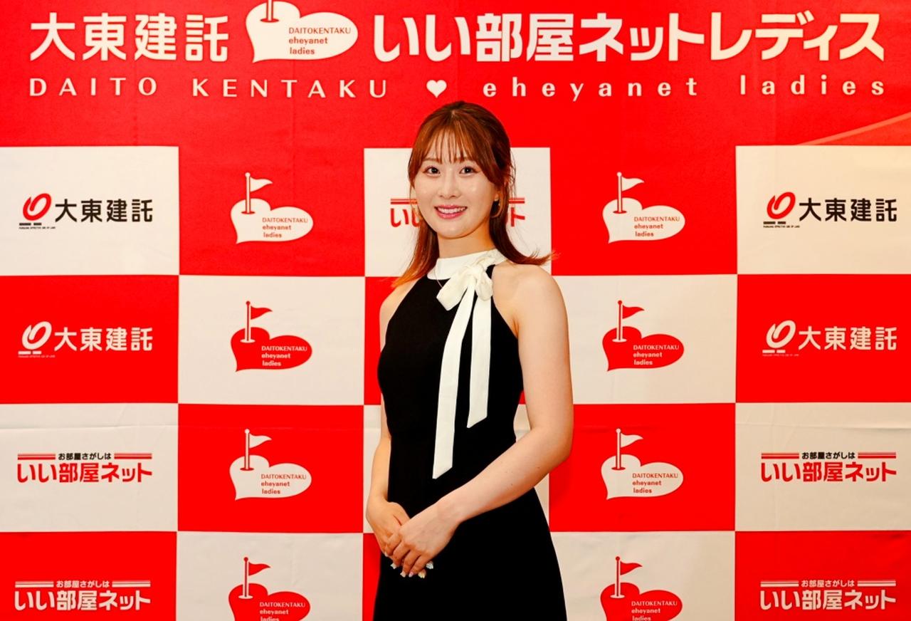 画像: 前夜祭で黒のノースリーブ姿を披露した都玲華（写真/大会提供）