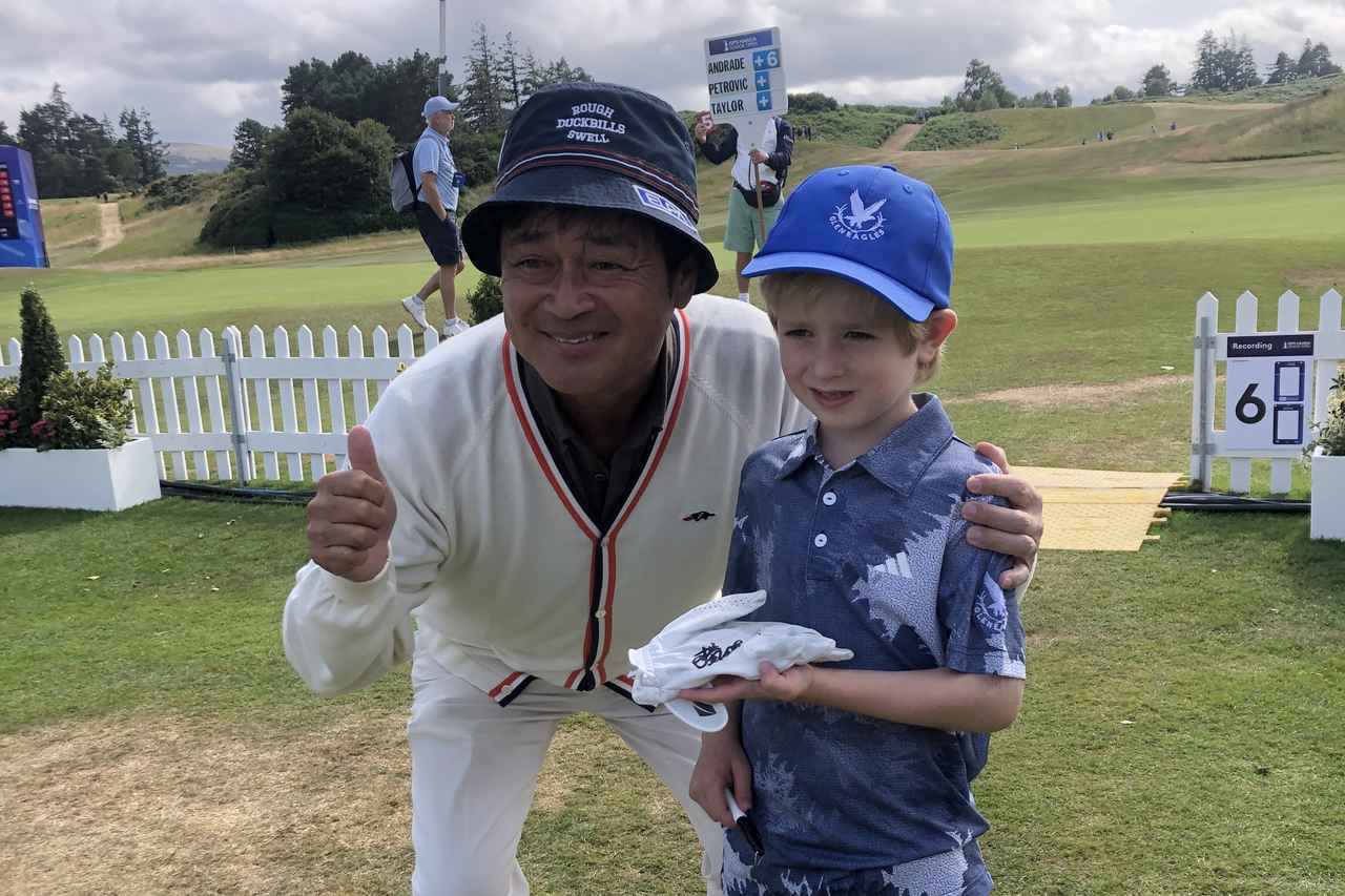 画像: 地元の少年からサインをねだられ笑顔で応じる横田真一