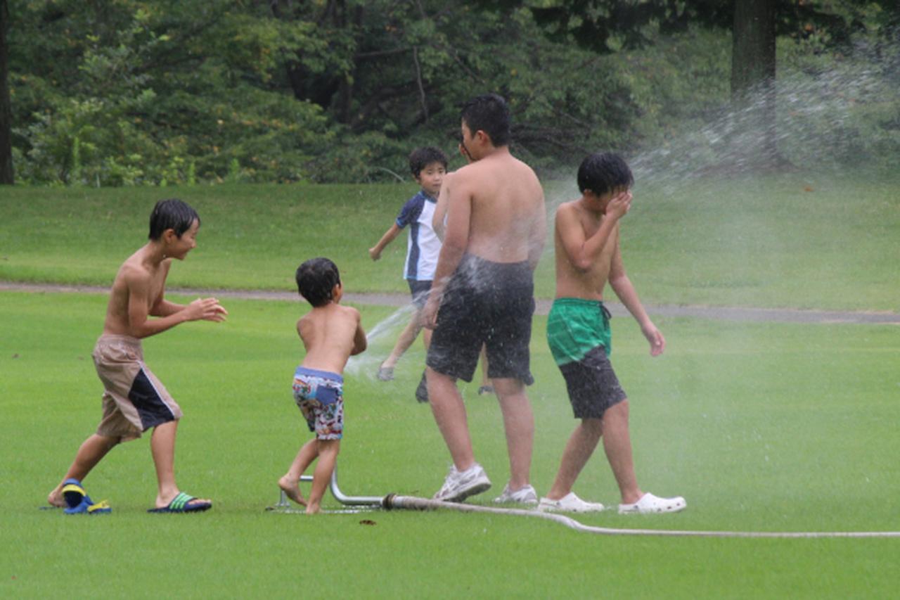 画像: ゴルフ場で、水遊び！