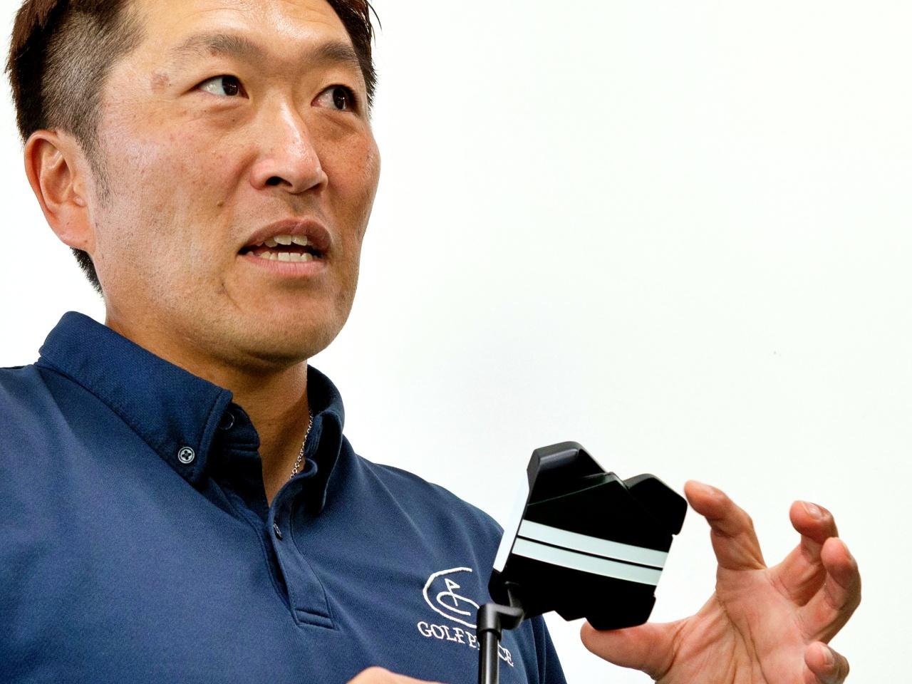 画像: 「フェースをターゲットに向けやすく、とにかく据わりがいい」と試打した勝俣プロ