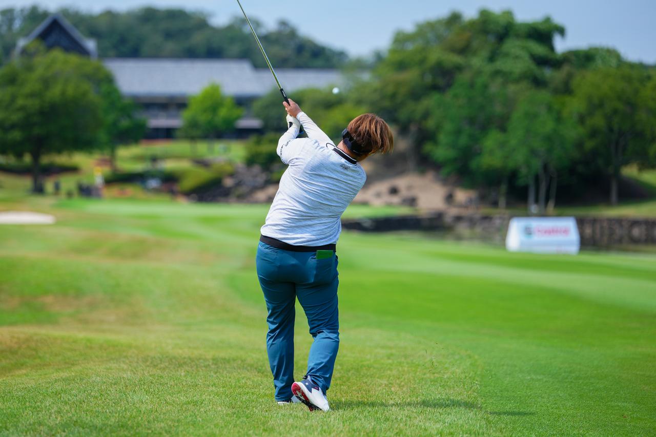 画像 : 9番目の画像 - 【連続写真10枚】福田侑子、勝負を決めたプレーオフ1ホール目セカンドショット（撮影／姉崎正） - みんなのゴルフダイジェスト