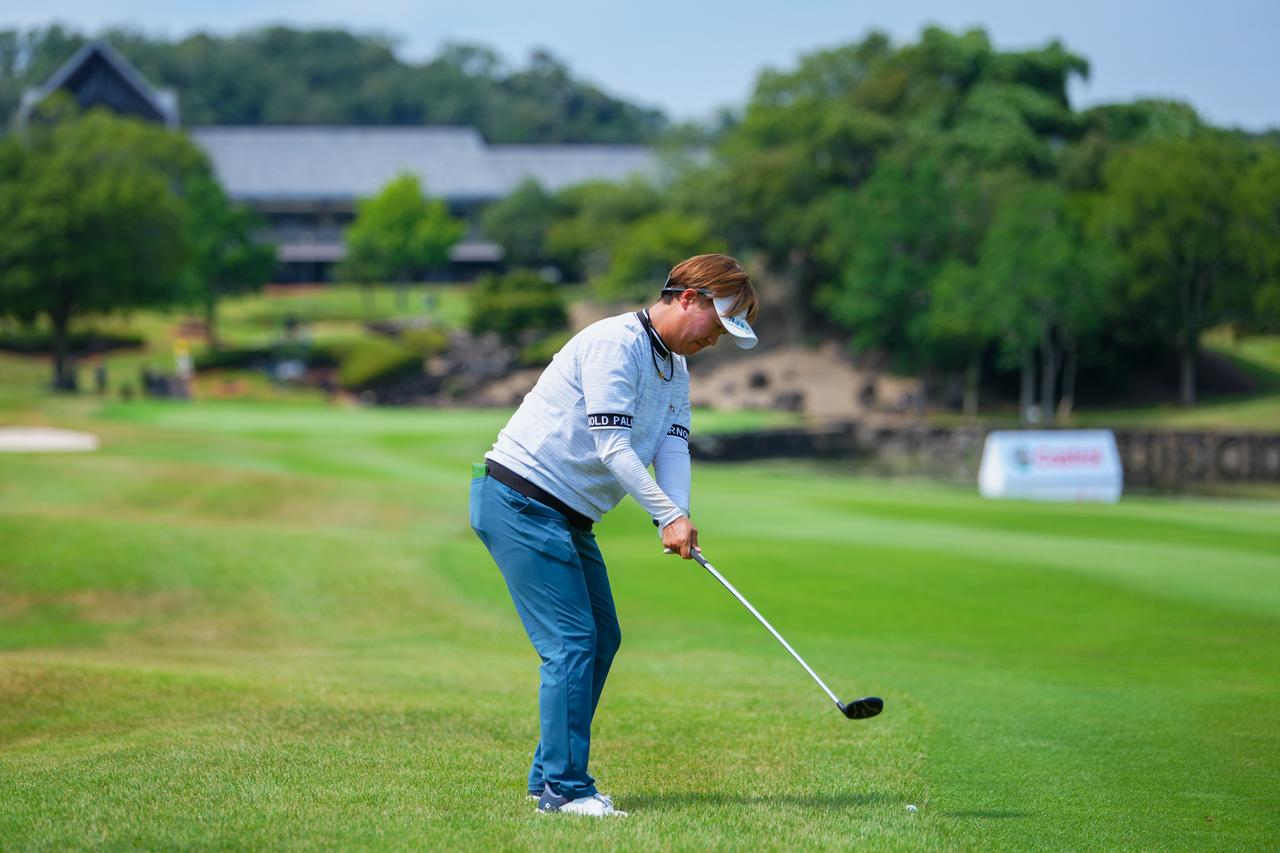 画像 : 2番目の画像 - 【連続写真10枚】福田侑子、勝負を決めたプレーオフ1ホール目セカンドショット（撮影／姉崎正） - みんなのゴルフダイジェスト
