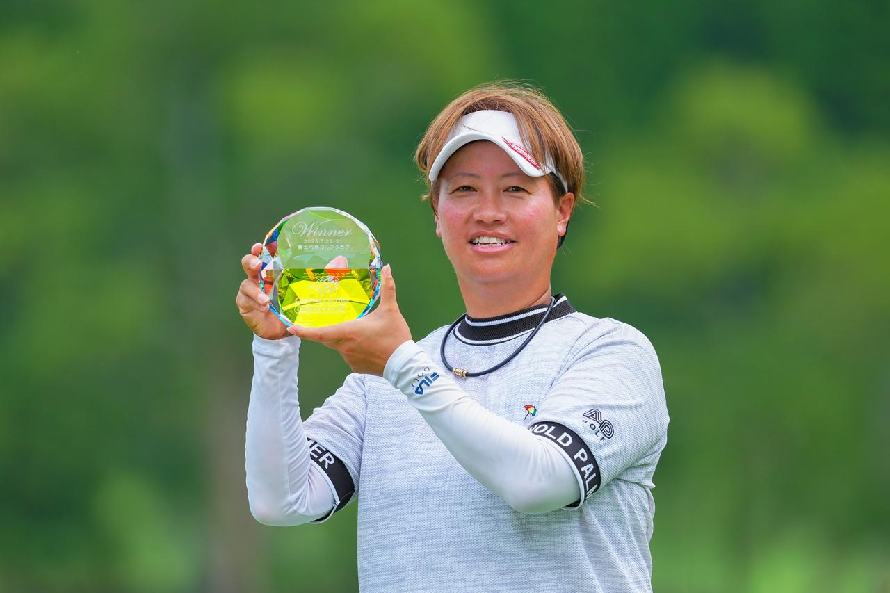 画像: ステップ・アップ・ツアーの最年長優勝記録を塗り替えた福田侑子