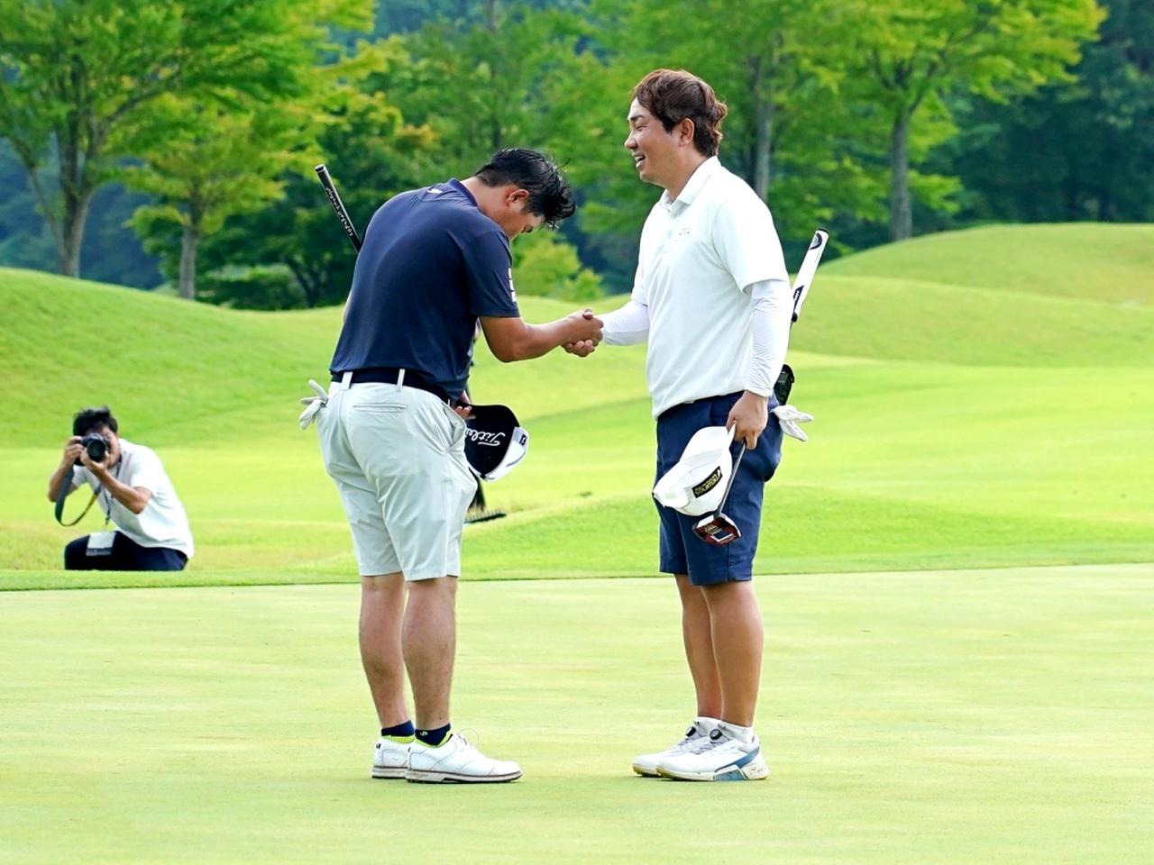 画像: 岩男健一とのプレーオフは2ホール目で決着
