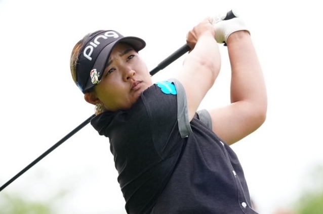 画像: 歴代優勝者の鈴木愛は貫録の首位スタート