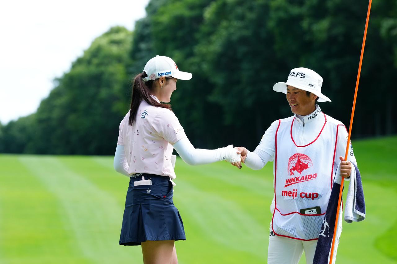 画像: 吉澤柚月の初優勝をサポートした牧野みゆきキャディ(右)(撮影/岡沢裕行)