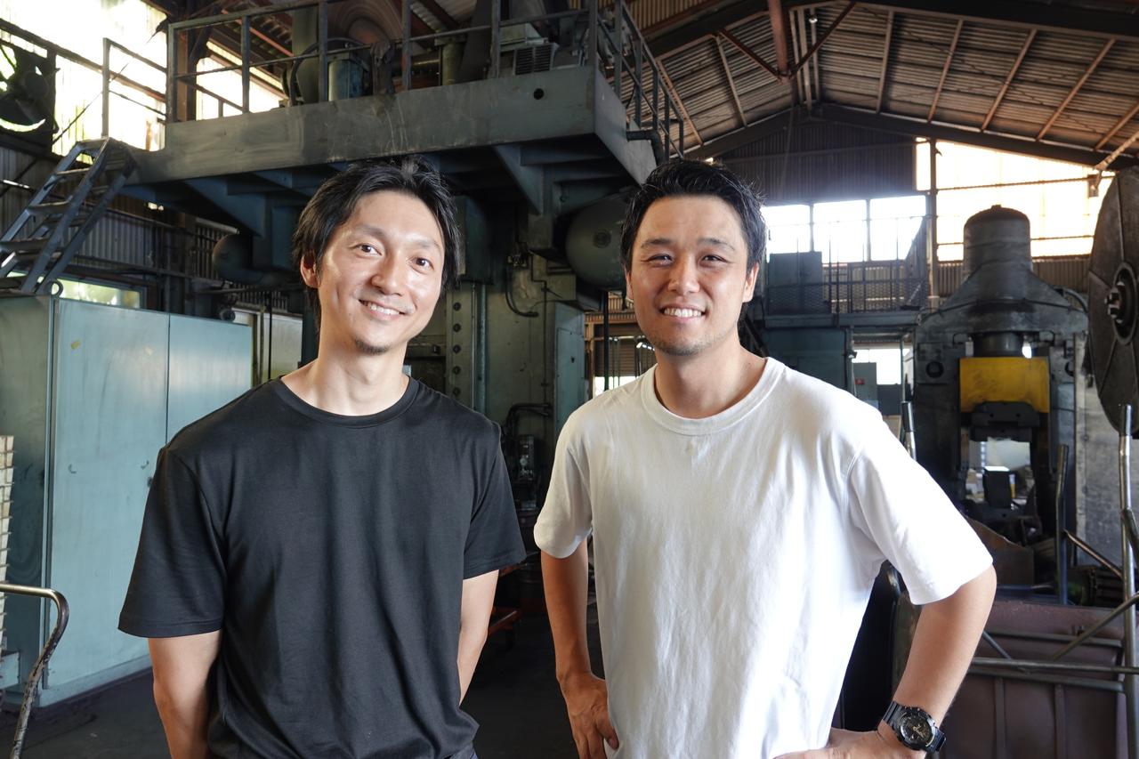 画像: 株式会社Tradge（トラッジ）の代表取締役・岡本勇路さん（右）と、共栄ゴルフ工業・鈴木博貴さん（左）