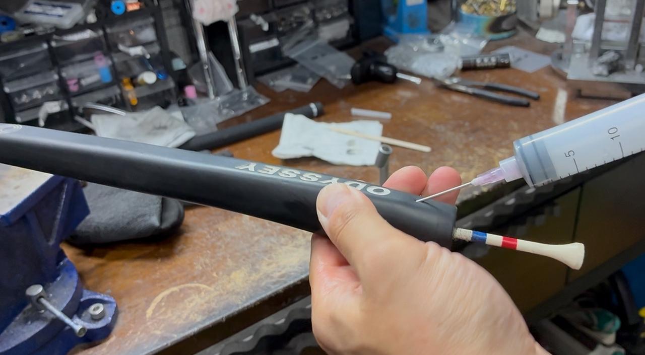 画像: 状態が良かったためオリジナルのグリップを再利用しました。溶液を注入しグリップを抜いていきます