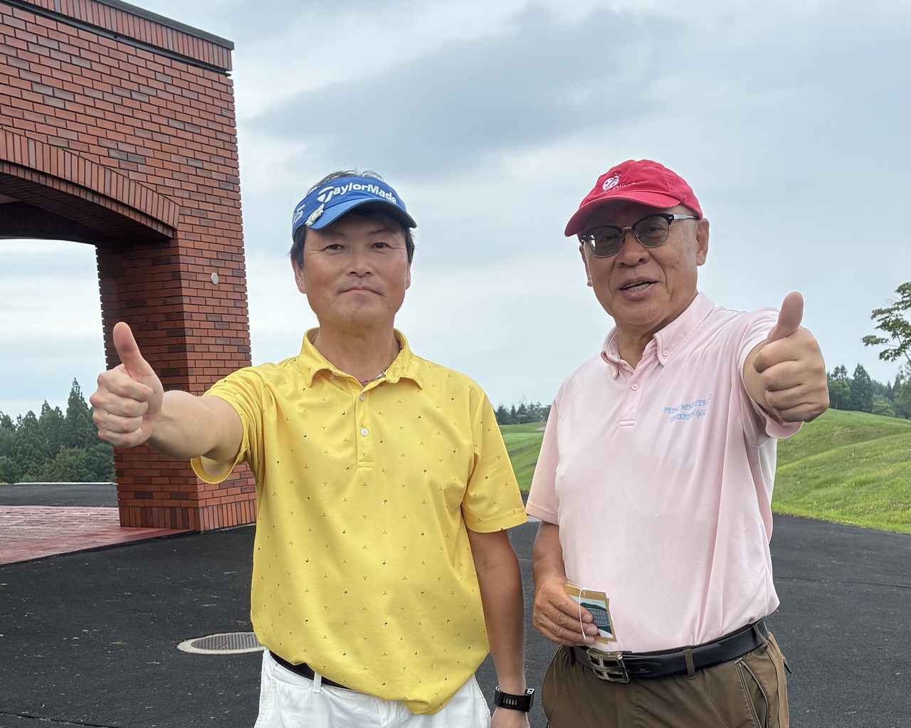 画像: 函館ベイコーストカントリークラブの同伴者と。左が三重県在住の西井康勤さん、右はむいち