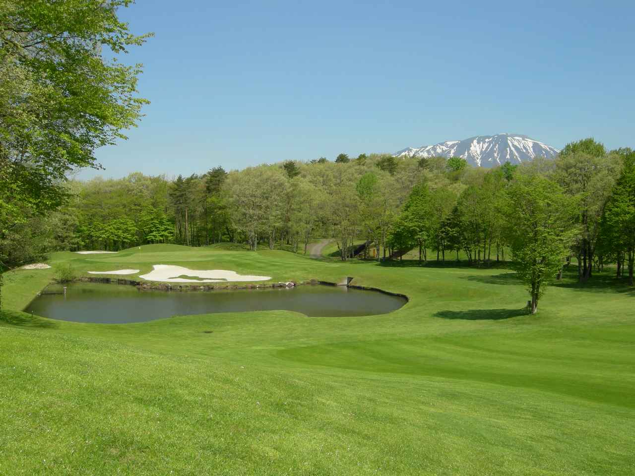 画像: メイプルCCの7番グリーンと岩手山