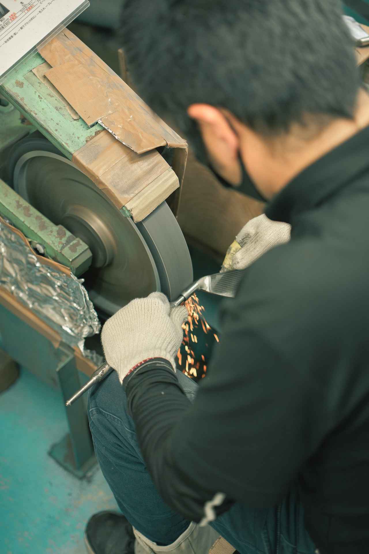 画像: 共栄ゴルフ工業から【藤本技工】へ。④鉄玉子の形に、表面がなめらかになるまで研磨。⑤レーザー彫刻を施して完成。1日に20個制作予定だ