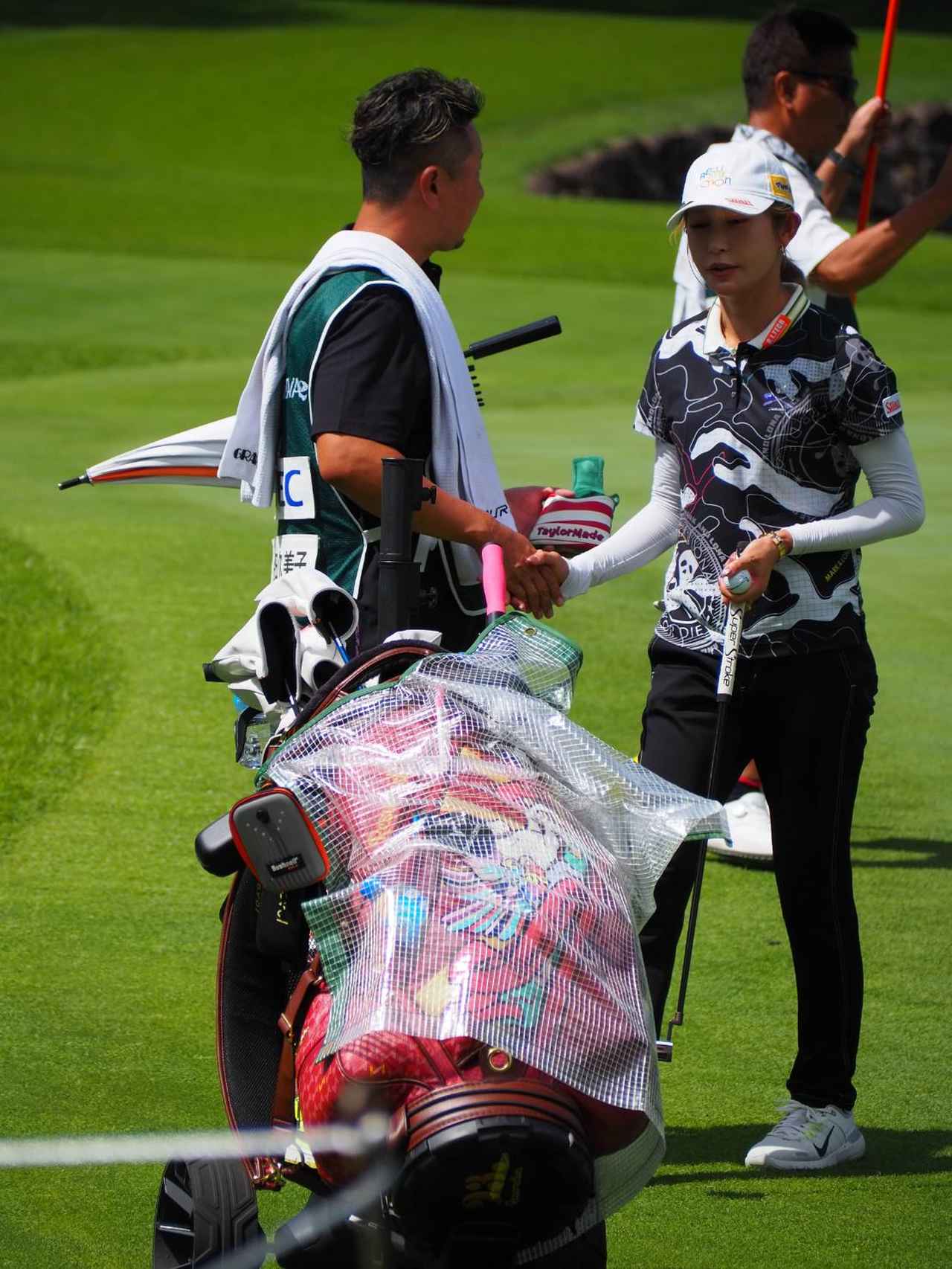 画像: ホールアウト後、固い握手を交わす2人。昨年ダンロップフェニックスで優勝した41歳の塚田ようすけは、キャディ経験も豊富。「クリス・キャンベルやニッキー・キャンベルのバッグも担ぎました」