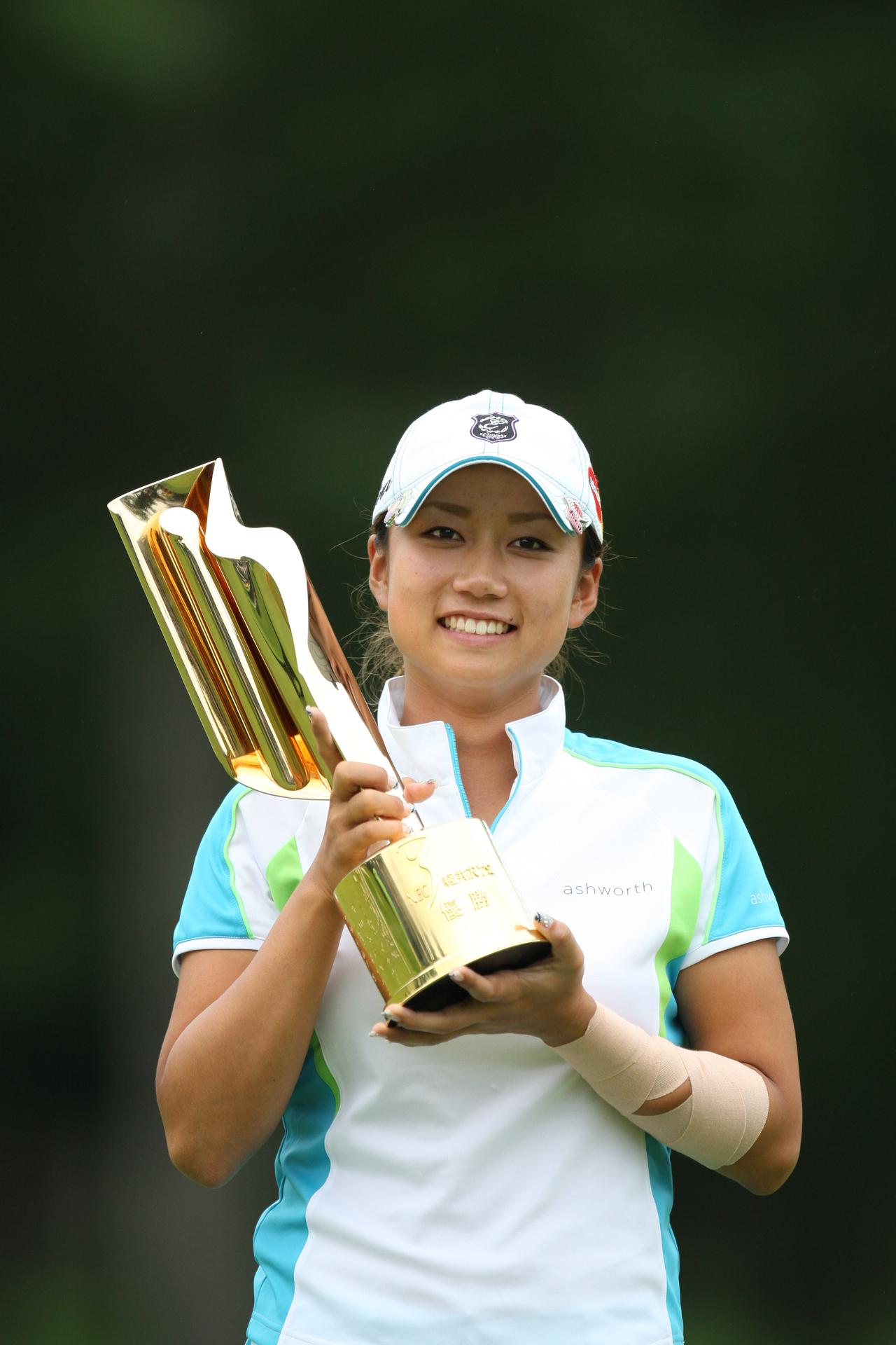 画像: 08年の本大会で初優勝を飾った原。2勝目も15年の夏に挙げ、“夏娘”のイメージがある。最終日もしっかりスコアを伸ばしていきたい(写真/姉崎正)