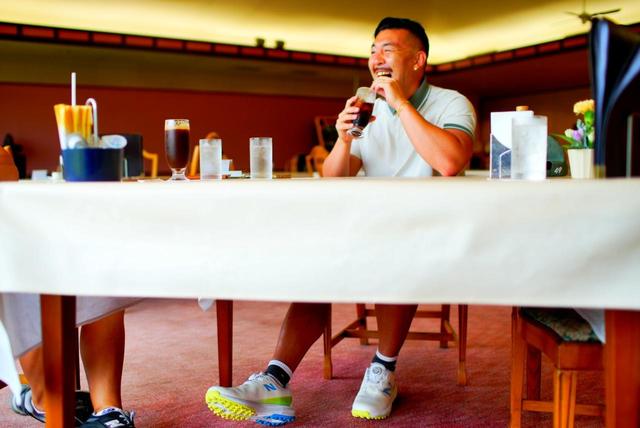 画像: 足元が気にならず会話も弾む。「緩めることすら忘れていました」(鈴木)