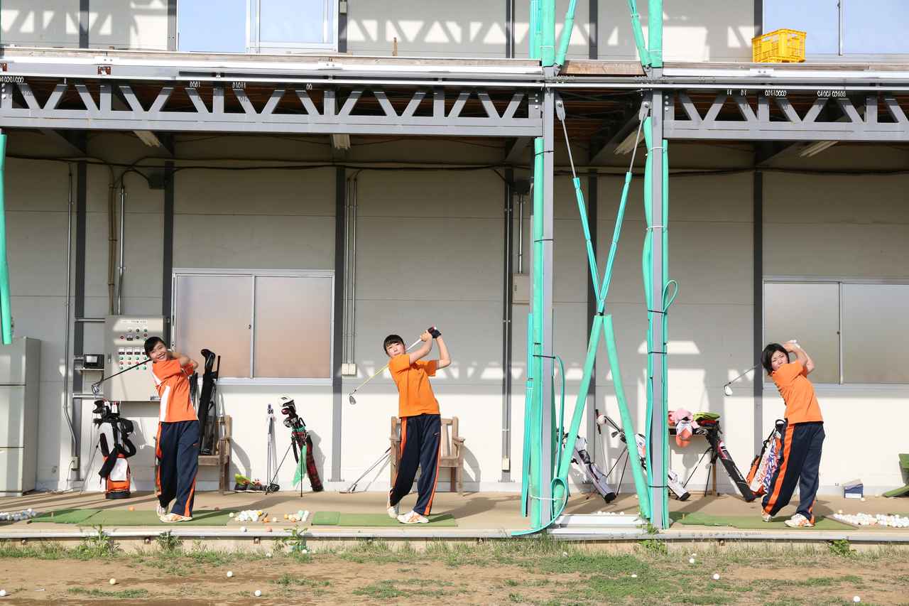 画像: 学校には練習場があり、チームカラーのオレンジを着て試合にも出場