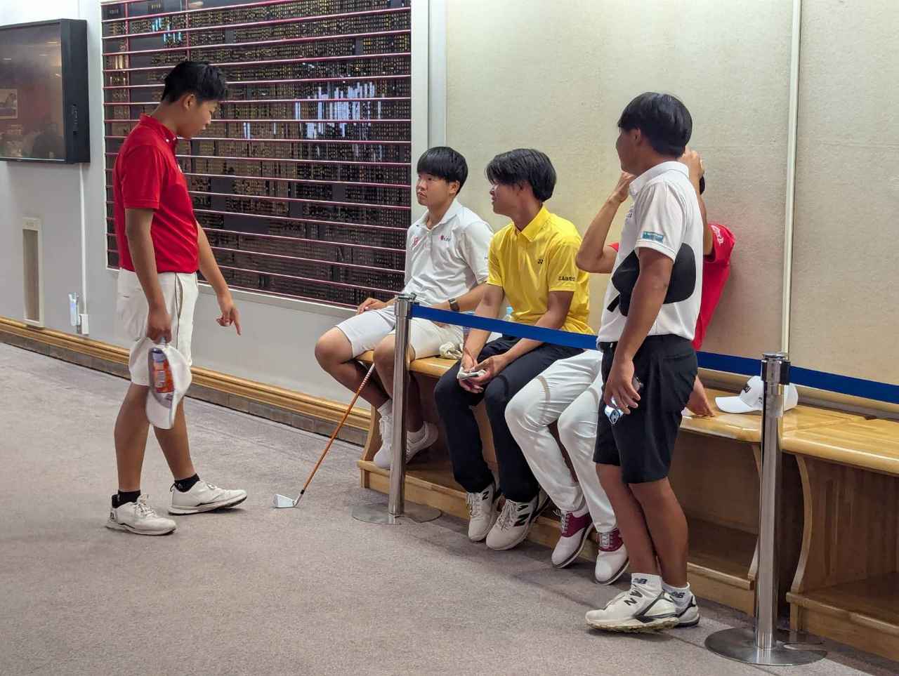画像: 長めの中断中、高校生らしからぬ“ゴルフ談義”に花を咲かせる選手たち。各人ナショナルチームや学校のユニフォームを着て大会を戦った