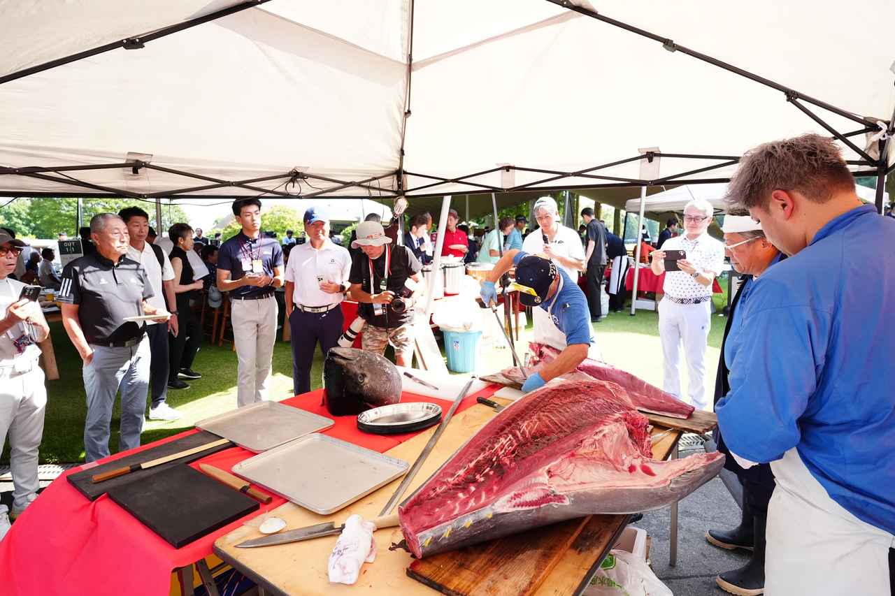画像: 「築地魚河岸山治」のマグロ解体ショー