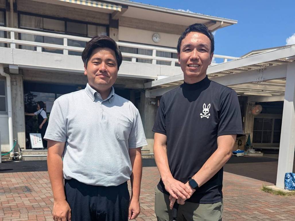 画像: 柳川高校のゴルフ部は通信制だけにあり、監督を務める坂田慎矩さん(左)、コーチの小西健太さん。監督は福岡にある学校では事務課長でもある