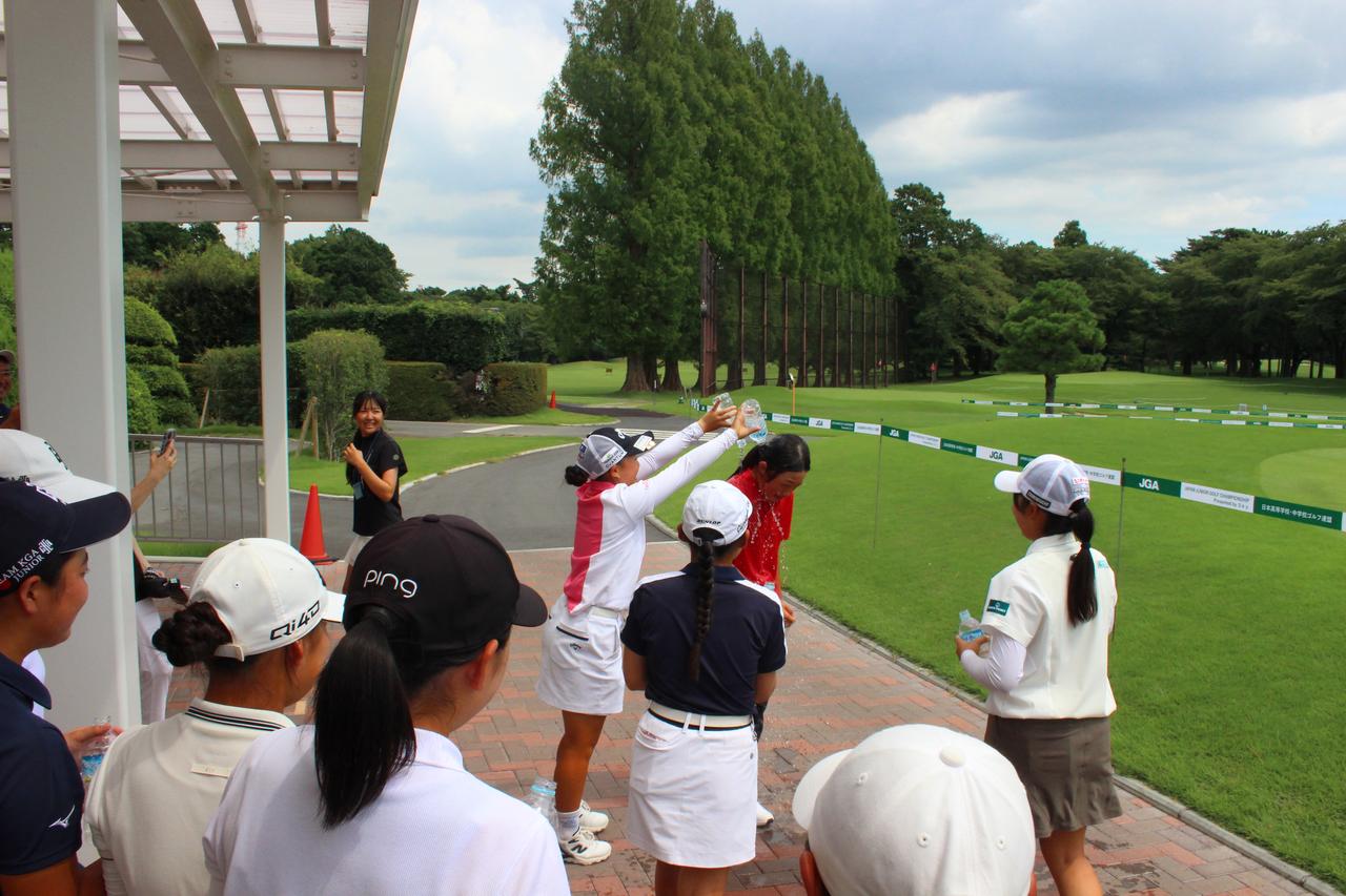 画像: 2回に分けて実施された優勝者への水かけ(写真は2回目)。1回目は10数人から祝福されていた