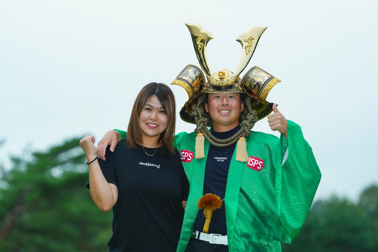 画像: 平本世中の妻、未樹さん(左)から祝福を受ける